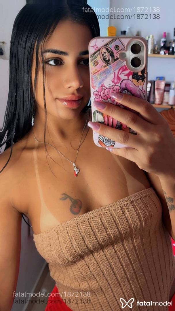 Acompanhante mulher morena (o) de olhos pretos - iza helena