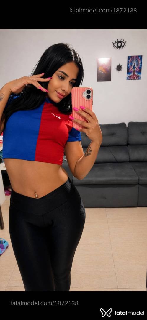 Acompanhante mulher morena (o) de olhos pretos - iza helena