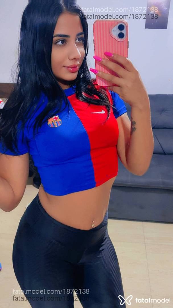 Acompanhante mulher morena (o) de olhos pretos - iza helena