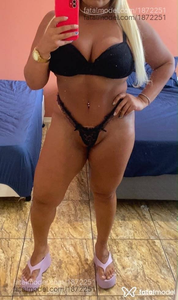 Acompanhante mulher loira (o) de olhos azuis - Rubi Kitarianas