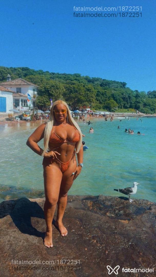 Acompanhante mulher loira (o) de olhos azuis - Rubi Kitarianas