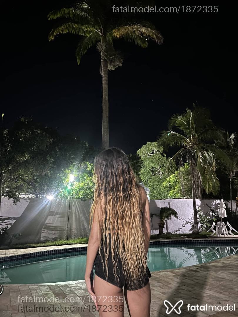 Acompanhante mulher com cabelo castanho de olhos verdes em Armação dos Búzios - Fanny Oliveira