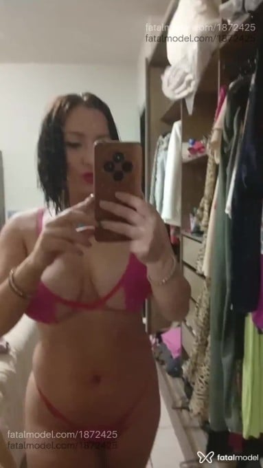 Acompanhante mulher com cabelo castanho de olhos castanhos em Londrina - Celine Akemi
