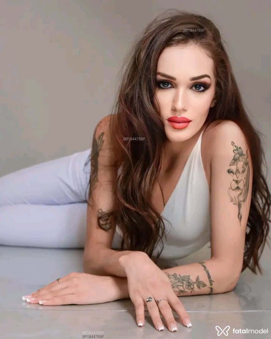 Acompanhante mulher trans com cabelo castanho de olhos pretos - Angel