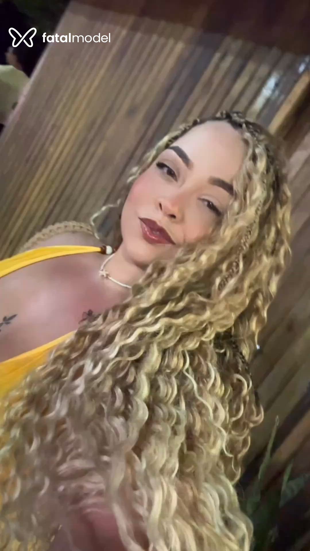 Acompanhante mulher com cabelo castanho de olhos mel em Camaçari Acompanhante mulher com cabelo castanho de olhos mel em Camaçari - Estrela Rockefelle