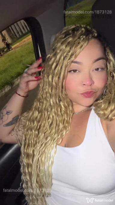 Acompanhante mulher com cabelo castanho de olhos mel em Camaçari Acompanhante mulher com cabelo castanho de olhos mel em Camaçari - Estrela Rockefelle