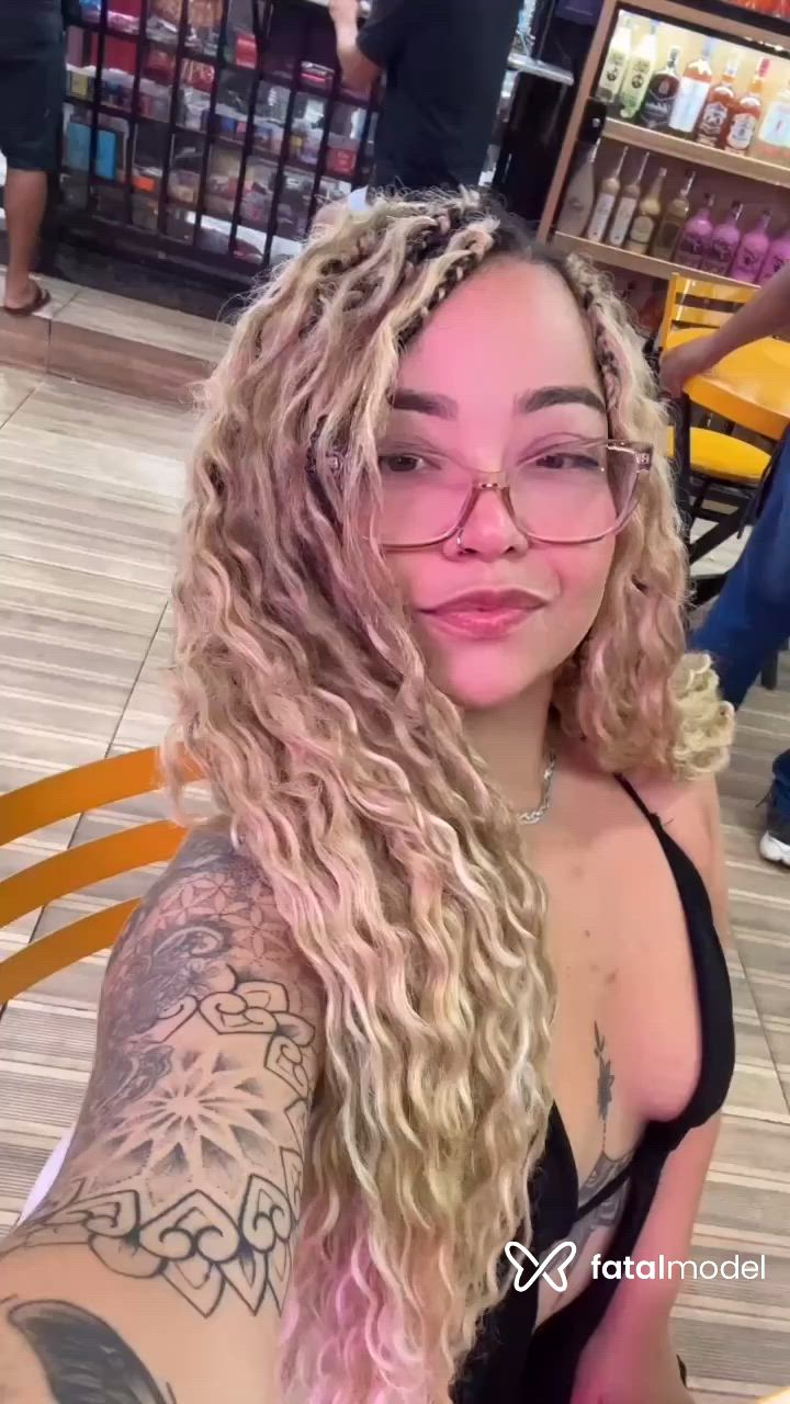 Acompanhante mulher com cabelo castanho de olhos mel - Estrela Rockefelle Acompanhante mulher com cabelo castanho de olhos mel - Estrela Rockefelle