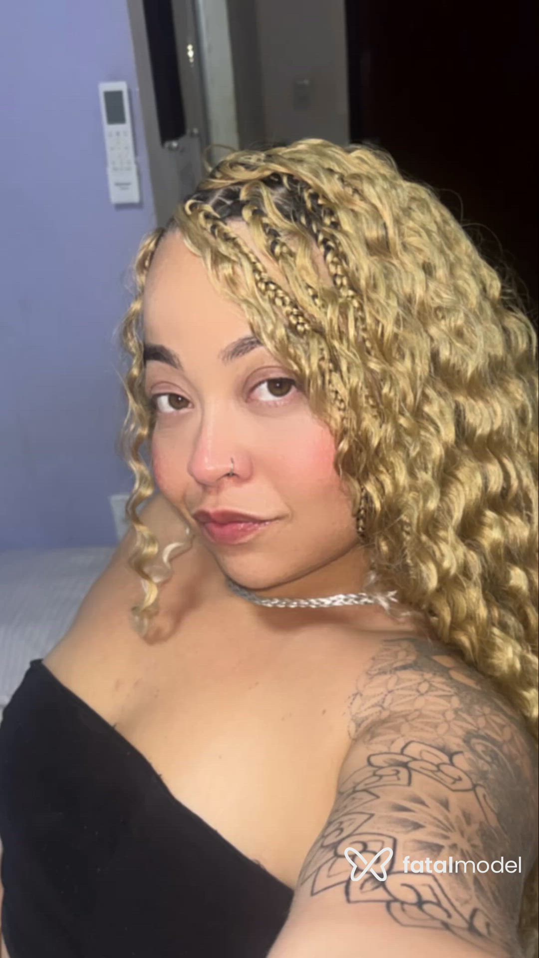 Acompanhante mulher com cabelo castanho de olhos mel - Estrela Rockefelle Acompanhante mulher com cabelo castanho de olhos mel - Estrela Rockefelle
