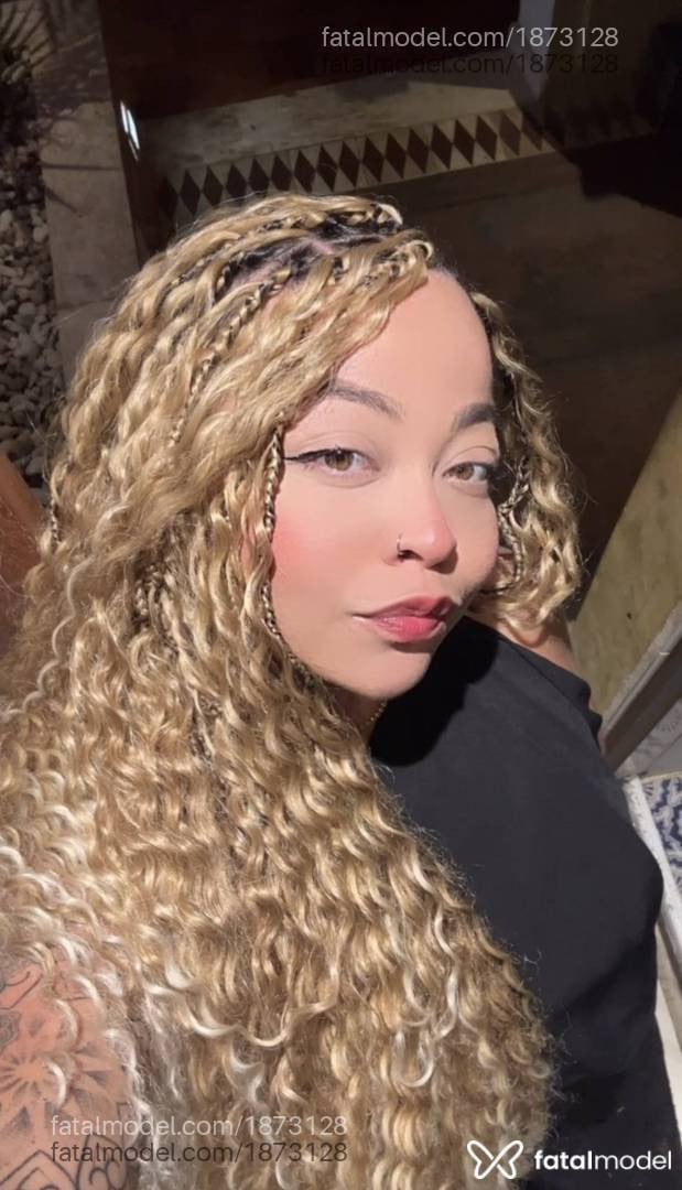 Acompanhante mulher com cabelo castanho de olhos mel - Estrela Rockefelle