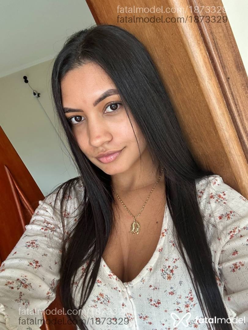 Acompanhante mulher com cabelo castanho de olhos pretos - Bruna