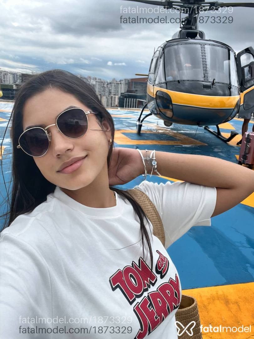 Acompanhante mulher com cabelo castanho de olhos pretos - Bruna