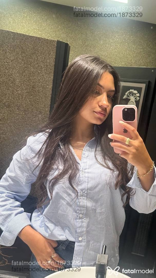 Acompanhante mulher com cabelo castanho de olhos pretos - Bruna
