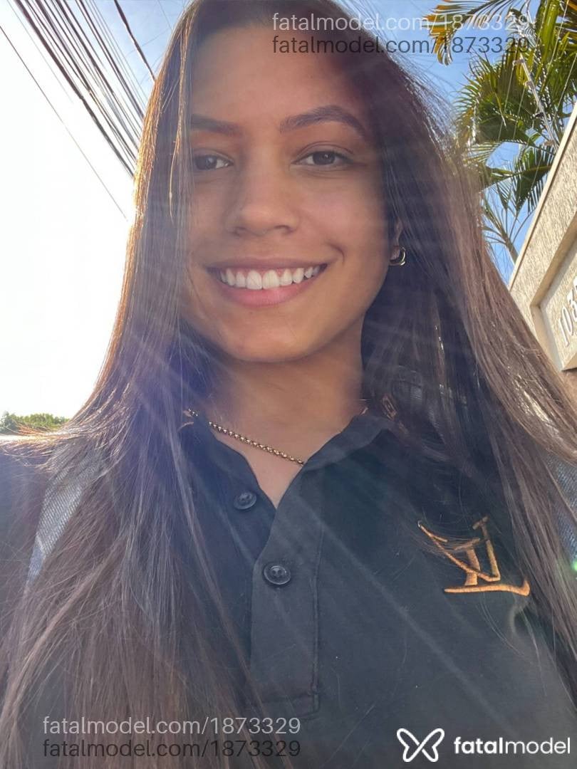 Acompanhante mulher com cabelo castanho de olhos pretos - Bruna