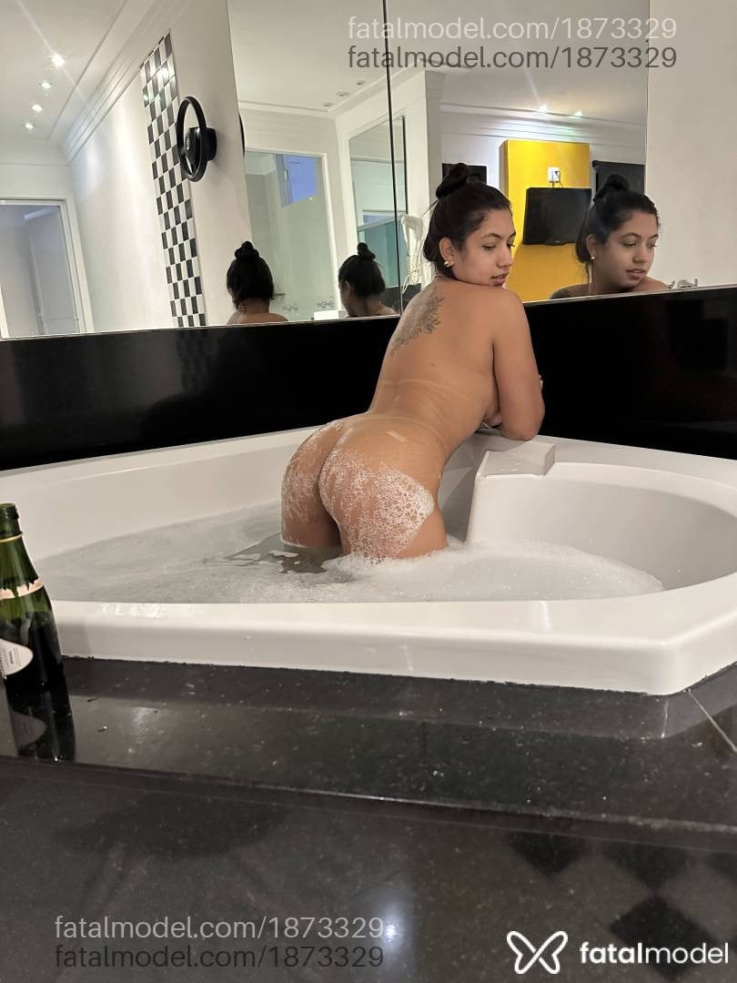 Acompanhante mulher com cabelo castanho de olhos pretos - Bruna
