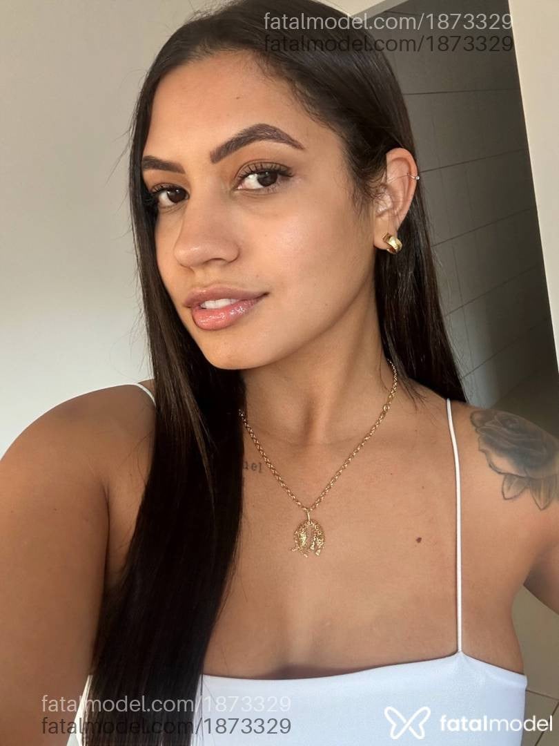 Acompanhante mulher com cabelo castanho de olhos pretos - Bruna