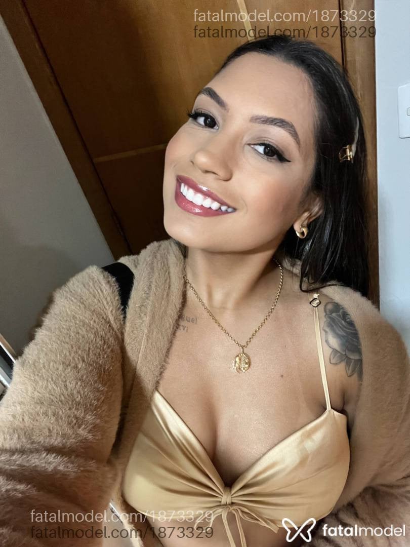 Acompanhante mulher com cabelo castanho de olhos pretos - Bruna