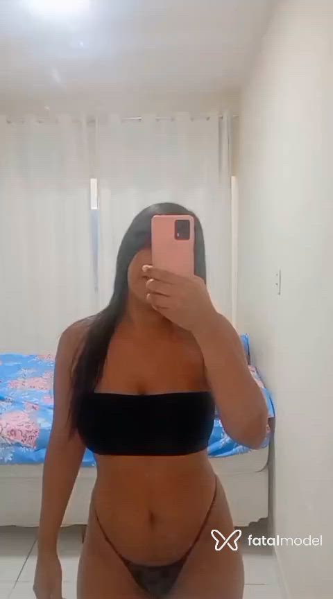 Acompanhante mulher morena (o) de olhos pretos - Emilly Assis Acompanhante mulher morena (o) de olhos pretos - Emilly Assis