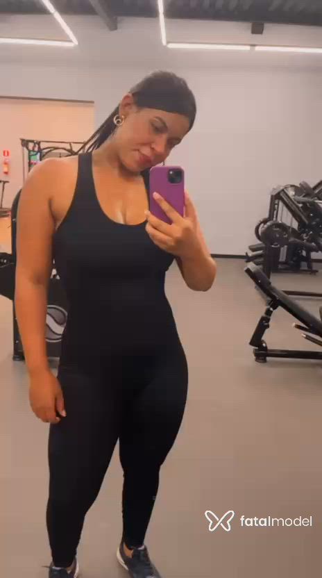 Acompanhante mulher morena (o) de olhos pretos - Emilly Assis