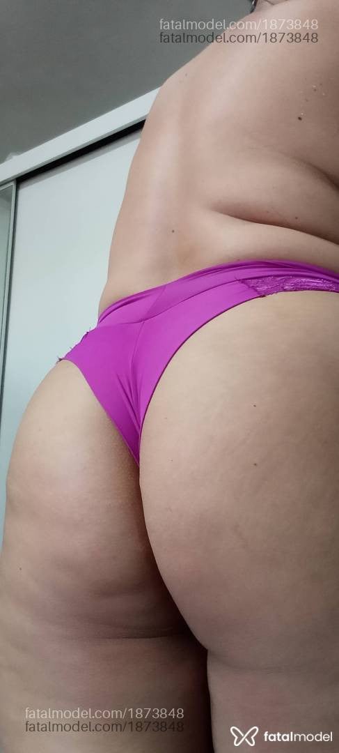 Acompanhante mulher com cabelo colorido de olhos castanhos - Lia Marques