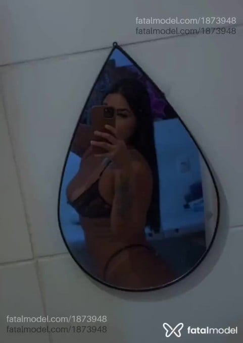 Acompanhante mulher com cabelo castanho de olhos castanhos - Hallana Guimarães