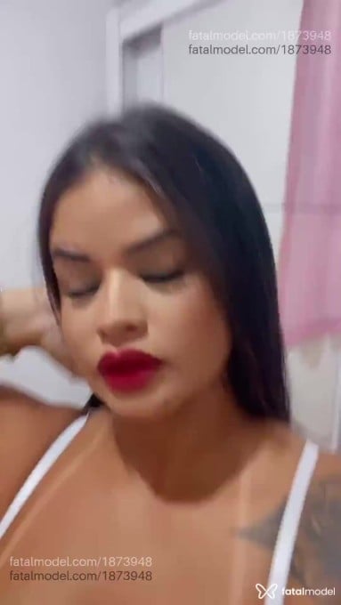 Acompanhante mulher com cabelo castanho de olhos castanhos - Hallana Guimarães