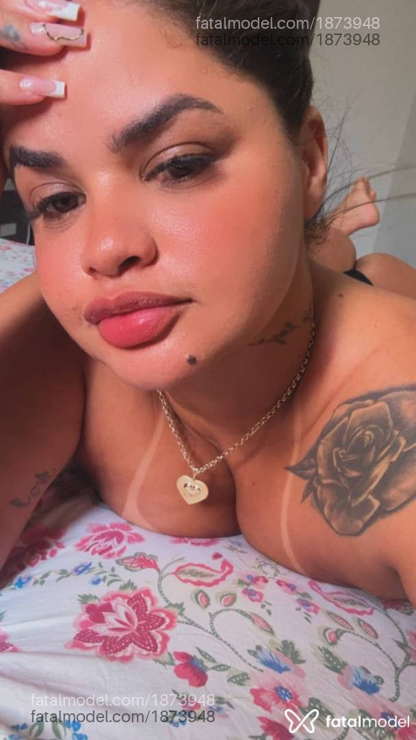 Acompanhante mulher com cabelo castanho de olhos castanhos - Hallana Guimarães