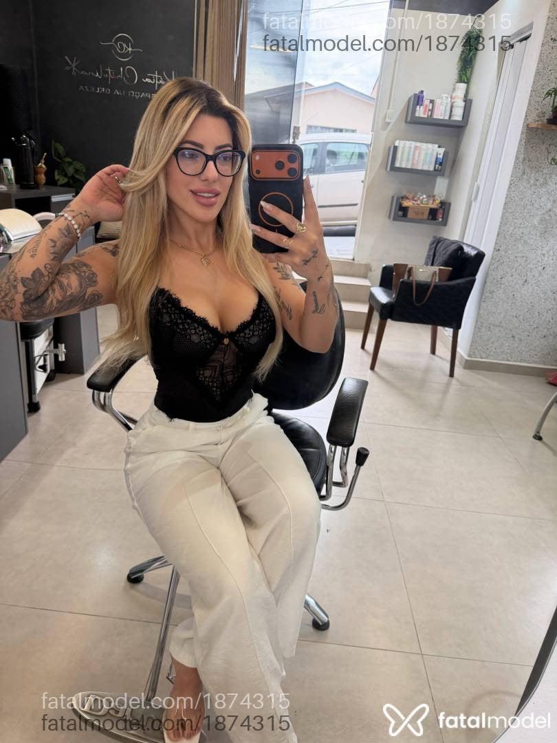 Acompanhante mulher loira (o) de olhos mel - Alle