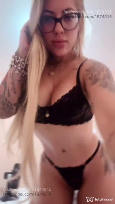 Acompanhante mulher loira (o) de olhos mel - Alle