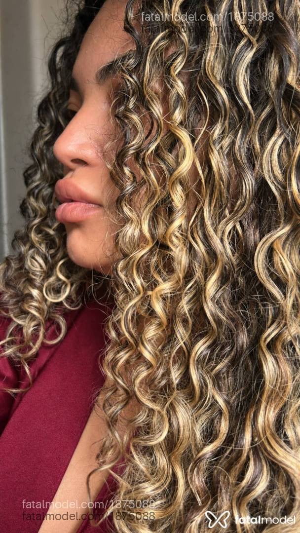 Acompanhante mulher morena (o) de olhos castanhos - Maya Gaucha