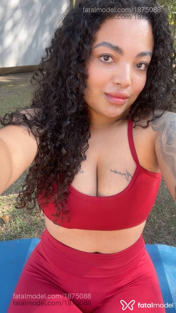 Acompanhante mulher morena (o) de olhos castanhos - Maya Gaucha