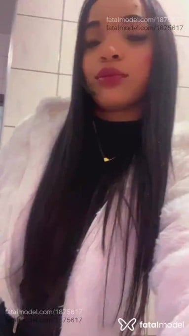 Acompanhante mulher com cabelo castanho de olhos castanhos - Juh