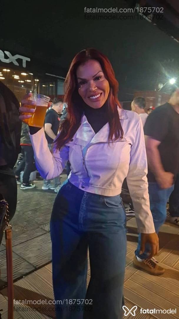 Acompanhante mulher com cabelo colorido de olhos castanhos - Rebeca Talles