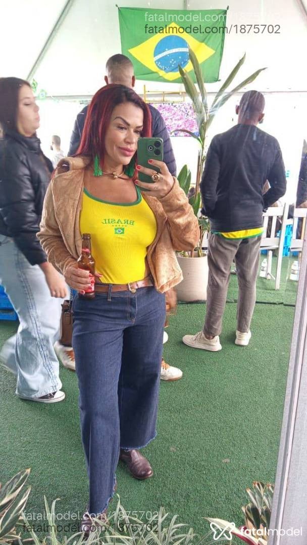 Acompanhante mulher com cabelo colorido de olhos castanhos em Jaraguá do Sul - Rebeca Talles