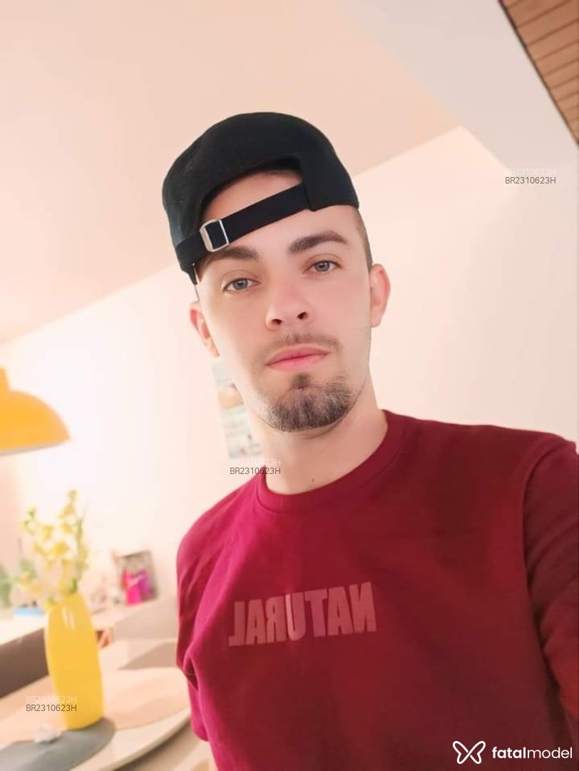 Acompanhante homem com cabelo castanho de olhos verdes em Curitiba - Lucas Almeida
