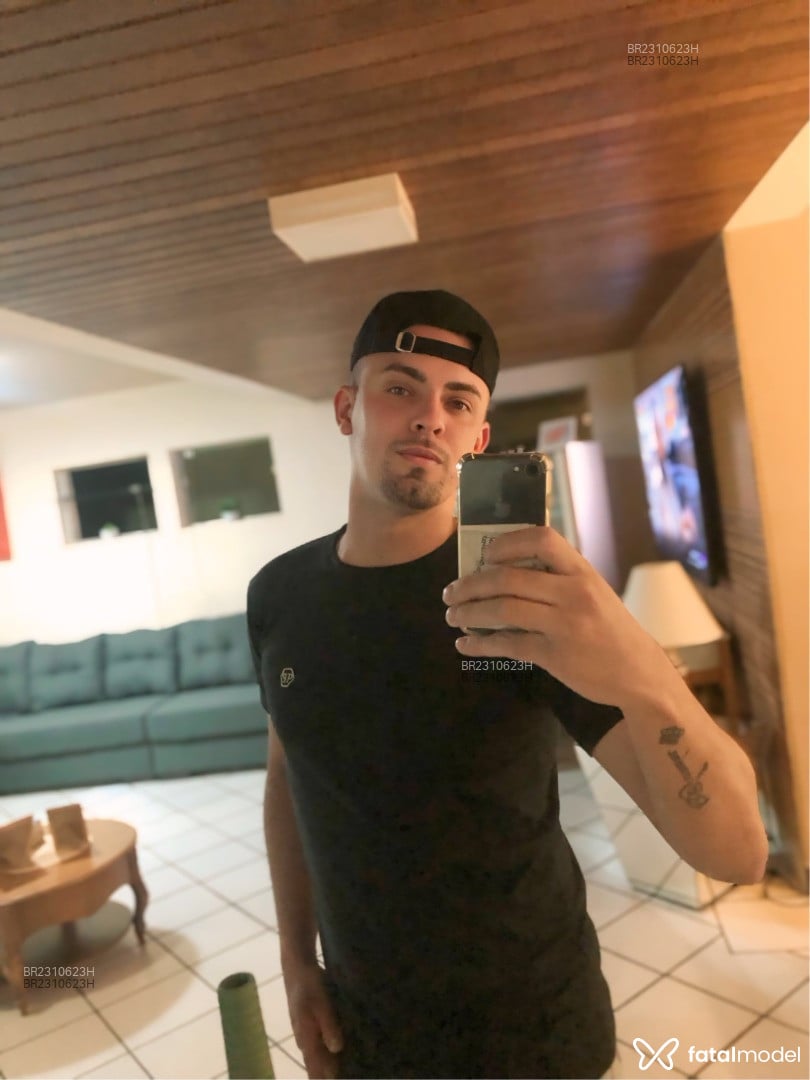 Acompanhante homem com cabelo castanho de olhos verdes em Curitiba - Lucas Almeida