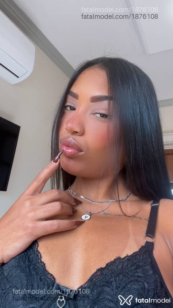 Acompanhante mulher morena (o) de olhos pretos - Pandora