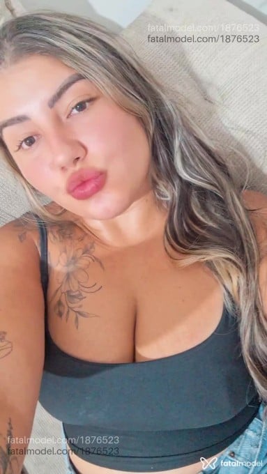 Acompanhante mulher com cabelo castanho de olhos castanhos em Balneário Piçarras - July lins