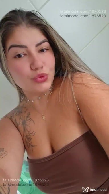 Acompanhante mulher com cabelo castanho de olhos castanhos em Balneário Piçarras - July lins