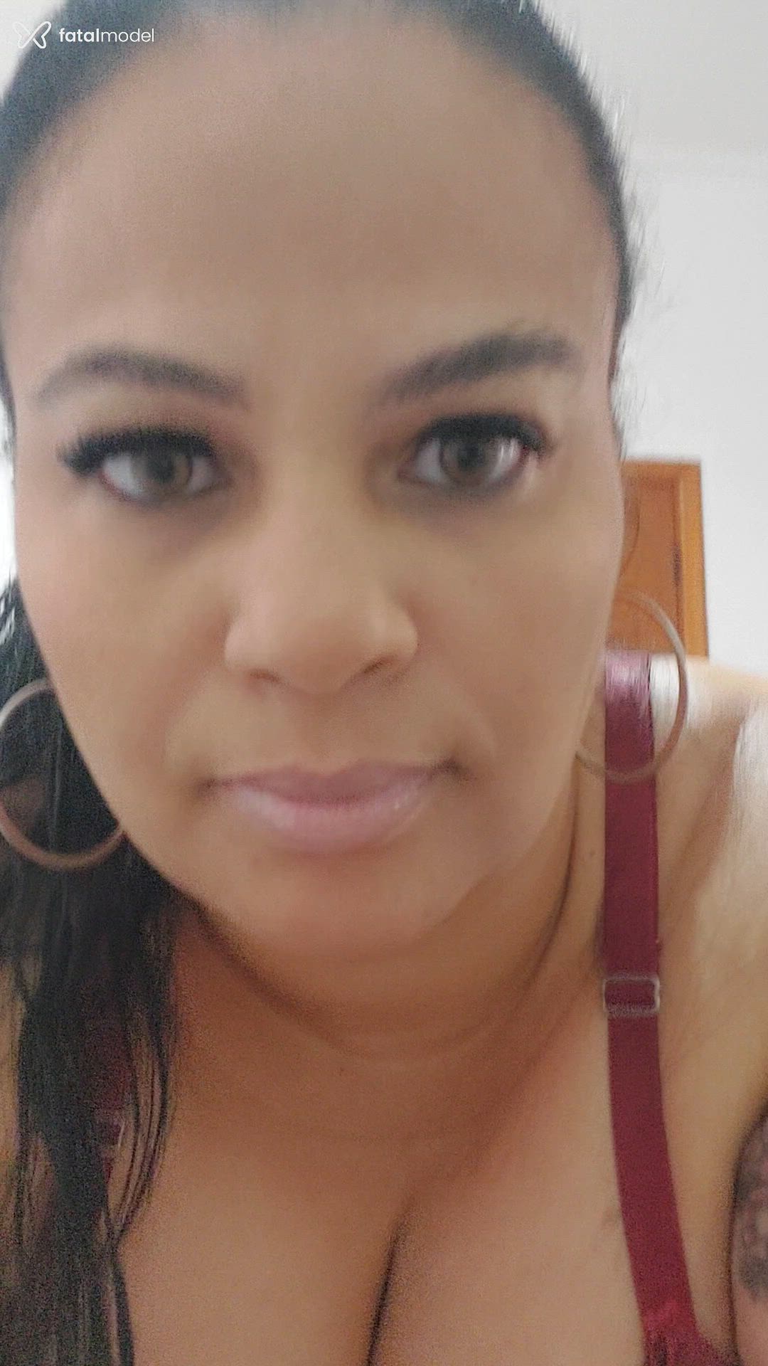 Acompanhante mulher com cabelo castanho de olhos mel - Tamires Leão