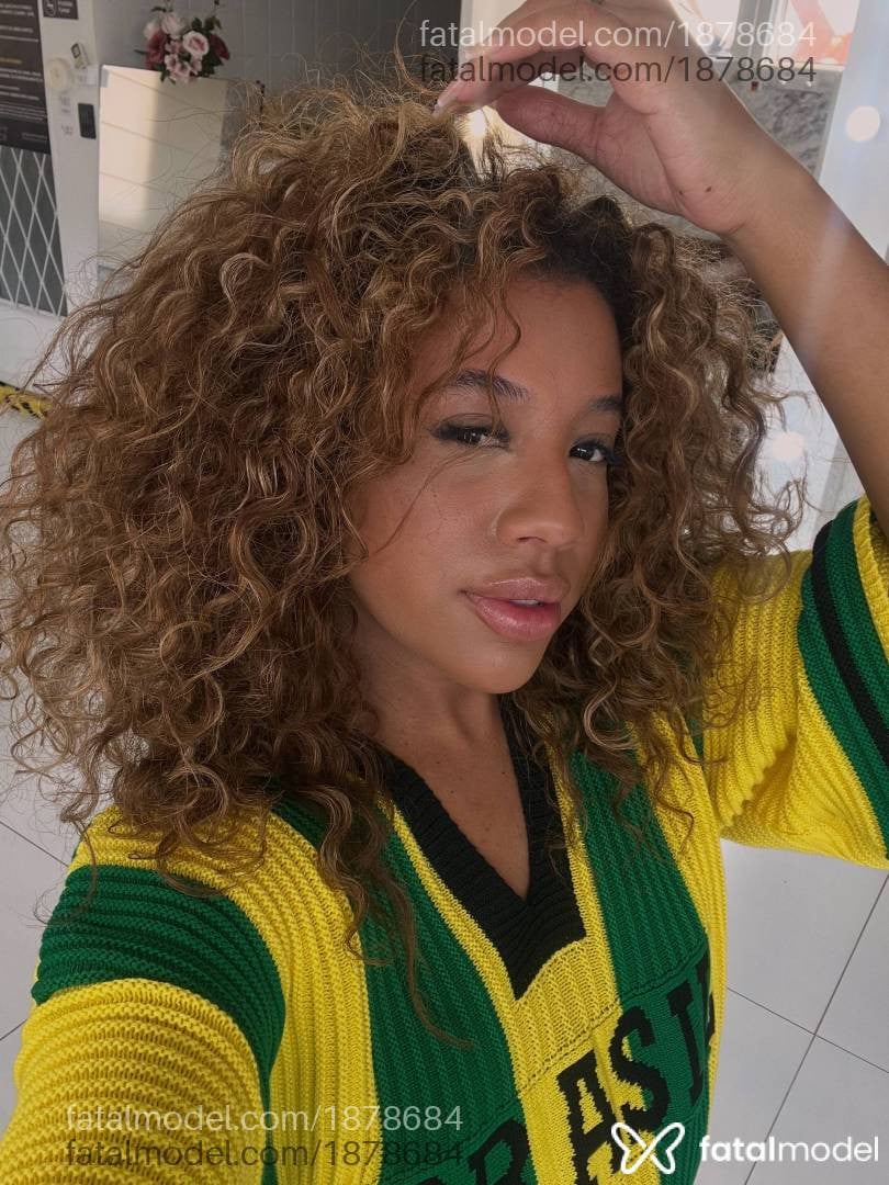 Acompanhante mulher loira (o) de olhos castanhos - Isabelle Fagundes
