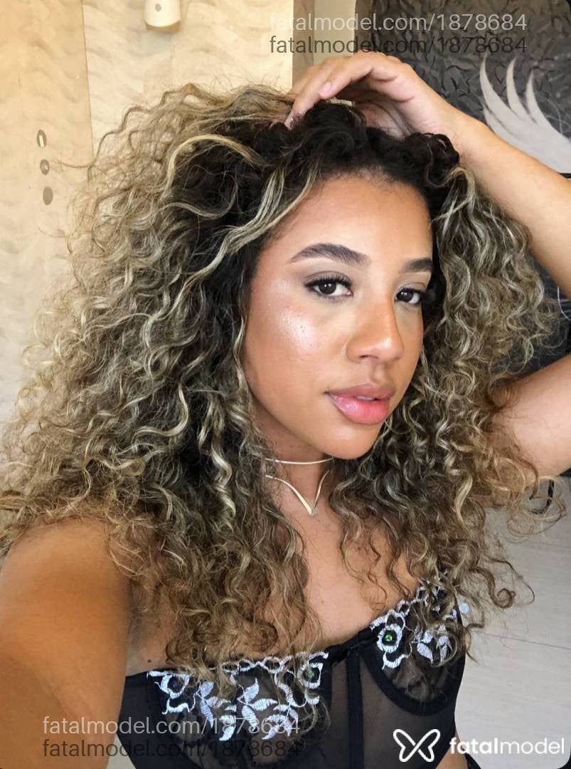 Acompanhante mulher loira (o) de olhos castanhos - Isabelle Fagundes