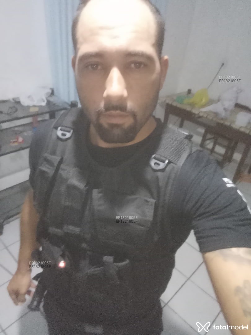 Acompanhante homem morena (o) de olhos mel - Gigante