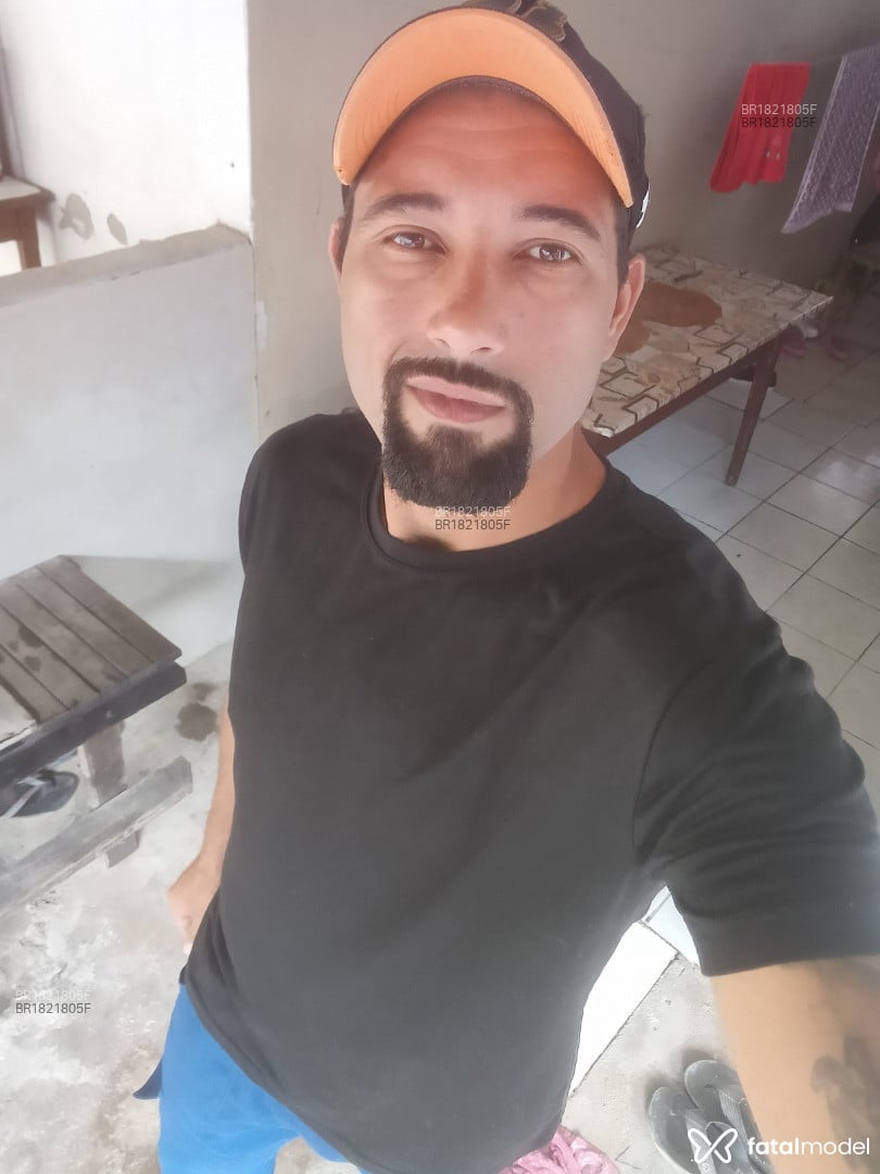 Acompanhante homem morena (o) de olhos mel - Gigante