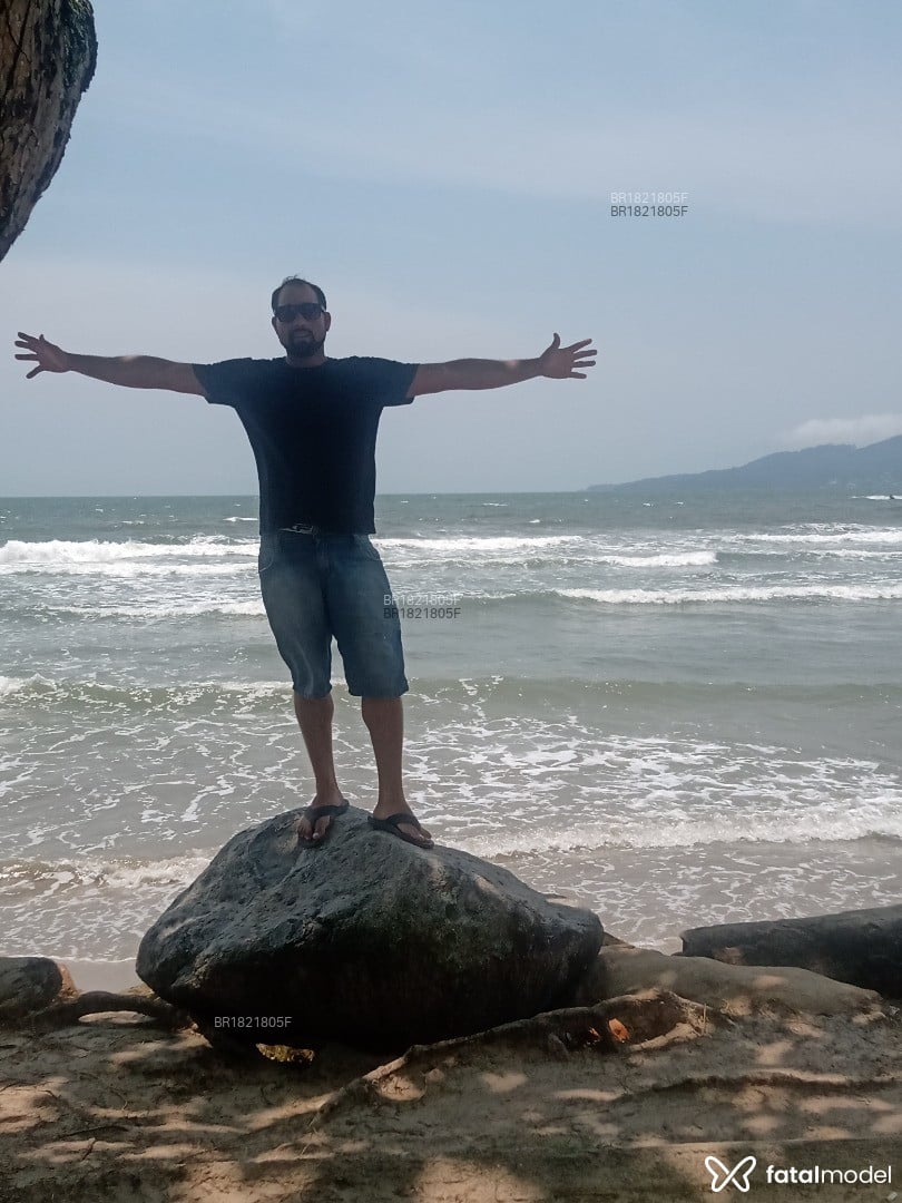 Acompanhante homem morena (o) de olhos mel - Gigante