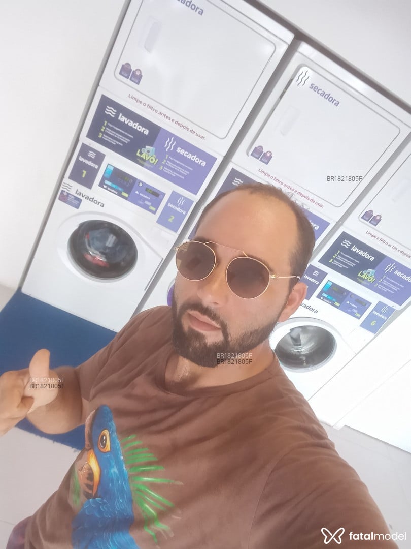 Acompanhante homem morena (o) de olhos mel - Gigante