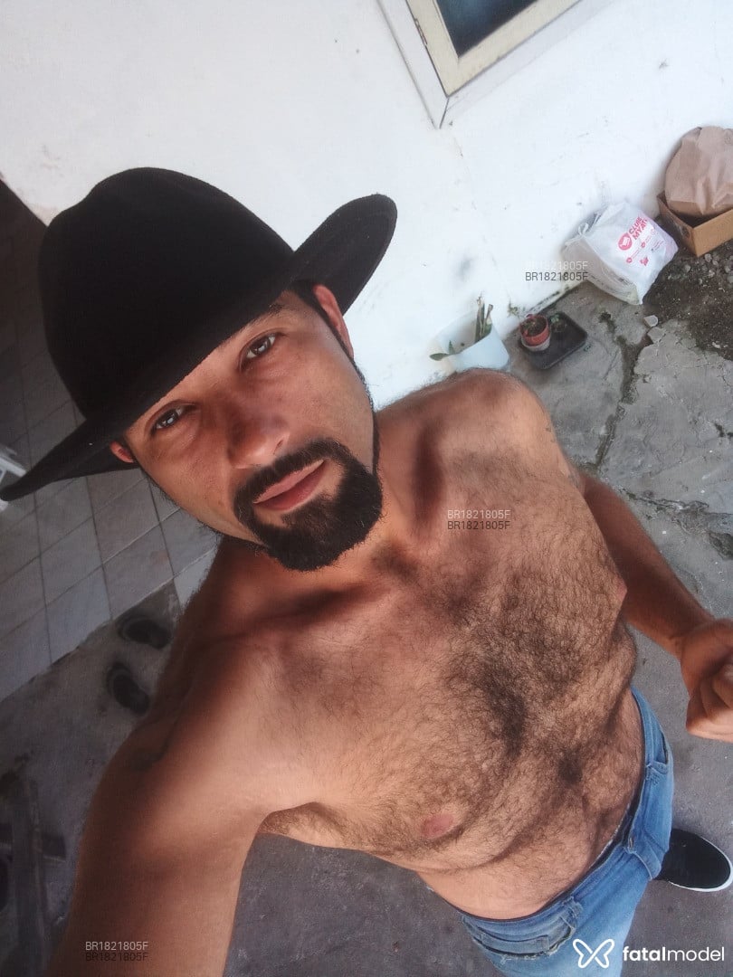 Acompanhante homem morena (o) de olhos mel - Gigante