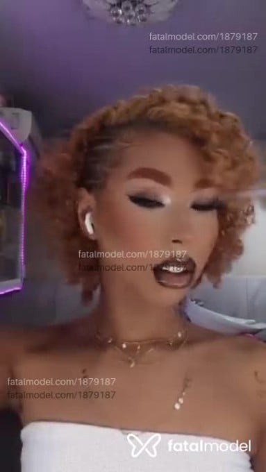 Acompanhante mulher trans com cabelo colorido de olhos castanhos em Rio de Janeiro - Julie