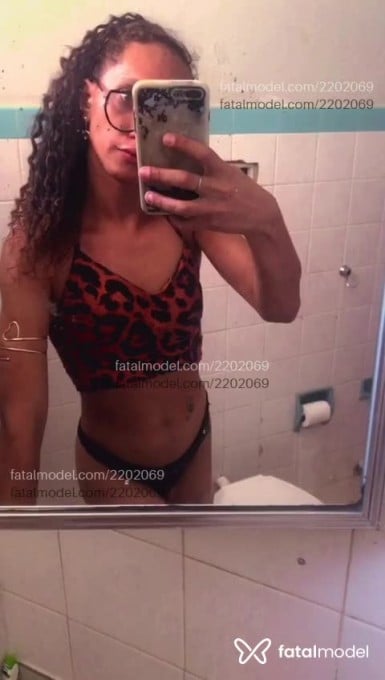 Acompanhante mulher trans com cabelo castanho de olhos castanhos em Cachoeiro de Itapemirim - Isa Theodoro