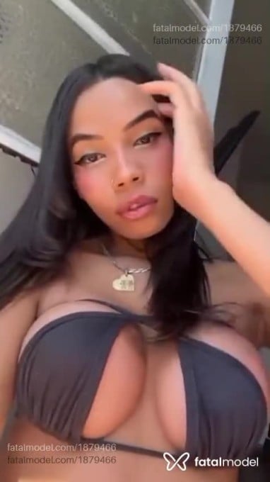 Acompanhante mulher trans com cabelo castanho de olhos castanhos - Penélope Moranguin
