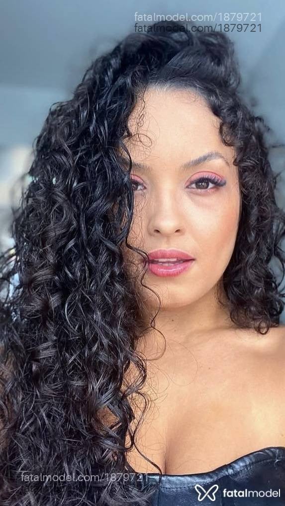 Acompanhante mulher morena (o) de olhos castanhos - Bella